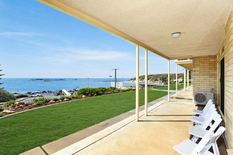 The Dolphins Beachfront Apartments - Holiday Cairns 2