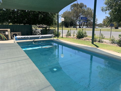 Jerilderie Motor Inn - Holiday Cairns 3