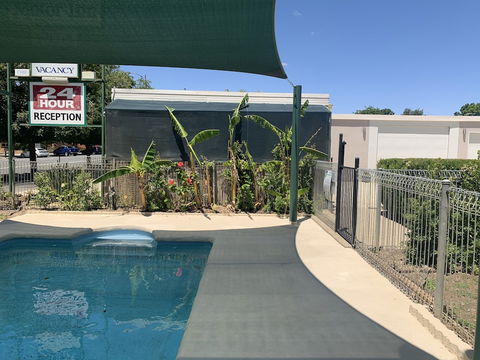 Jerilderie Motor Inn - Holiday Cairns 4