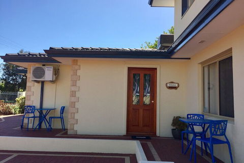 The Royal Dolphin B&B In Safety Bay - Holiday Cairns 1