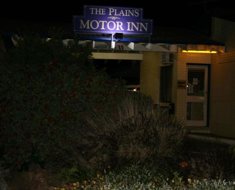 The Plains Motor Inn - Holiday Cairns 1