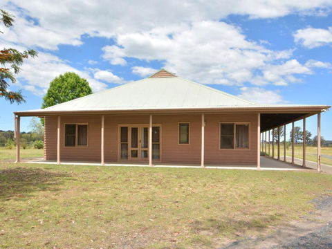 Grasmere Estate Homestead Hear The Lions Roar From Nearby Hunter Valley Zoo - Holiday Cairns 6