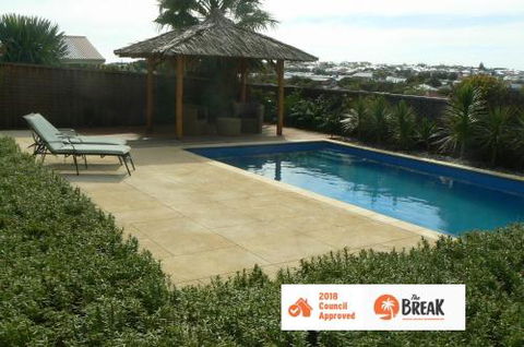 La Mer Home With A Pool - Holiday Cairns 4