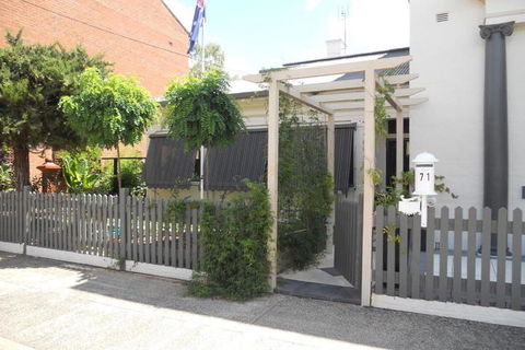 Montrose House - Holiday Cairns 5