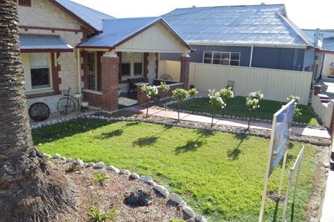 Two Cow Cottage Bed & Breakfast - Holiday Cairns 4