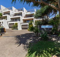 Comfortable  stylish with rooftop spa - Holiday Cairns