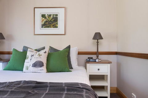 Windsors Edge Cottage Pokolbin - Holiday Cairns 2