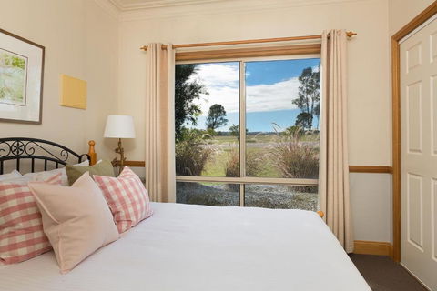 Windsors Edge Cottage Pokolbin - Holiday Cairns 6