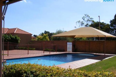 Fairways Bed & Breakfast At Jerilderie - Holiday Cairns 5