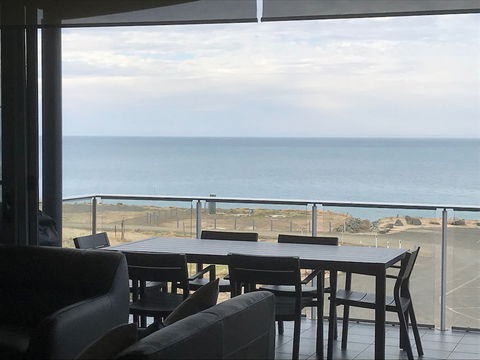 Penneshaw Oceanview Apartments - Holiday Cairns 1