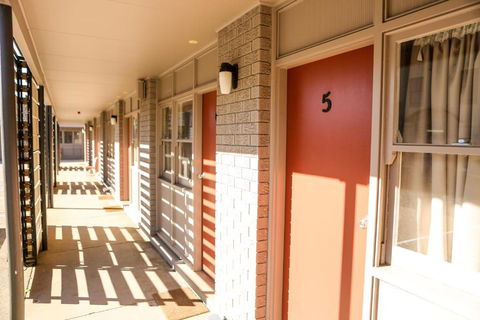 Hotel Canobolas Motel & Units - Holiday Cairns 1