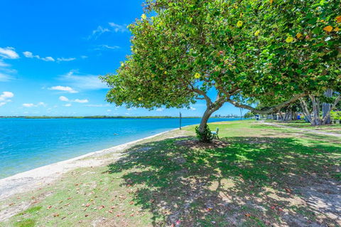 Crystal Waters Picnic Point - Holiday Cairns 4