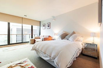 CELESTE, 1BDR East Melbourne Apartment - Holiday Cairns 0