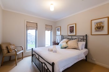 JASMINE, 2BDR Port Melbourne House - Holiday Cairns 0
