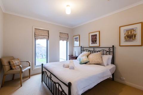JASMINE, 2BDR Port Melbourne House - Holiday Cairns 1