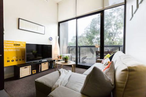 GEORGE, 1BDR North Melbourne Apartment - Holiday Cairns 0
