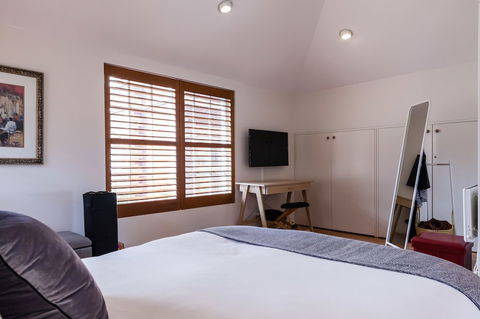 VERA, 1BDR South Melbourne Apartment - Holiday Cairns 0