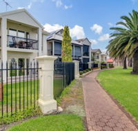 Port Adelaide Harbourside Home - Holiday Cairns