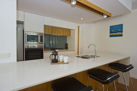 Maggies Beachfront Apt. 10 - Holiday Cairns 2