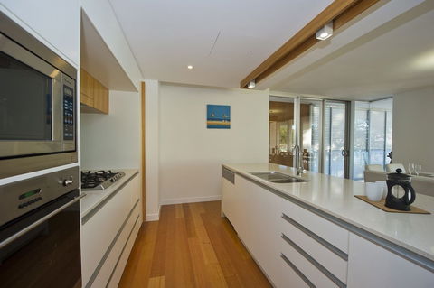 Maggies Beachfront Apt. 12 - Holiday Cairns 1