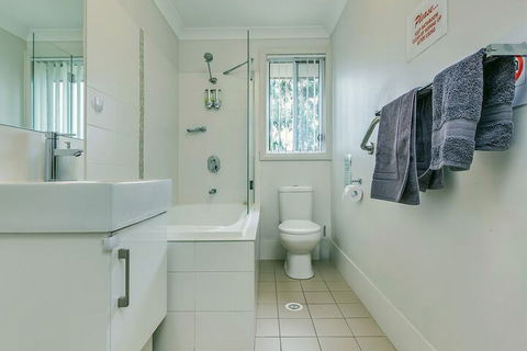 An Ideal Wine Country Getaway Villa - Holiday Cairns 3
