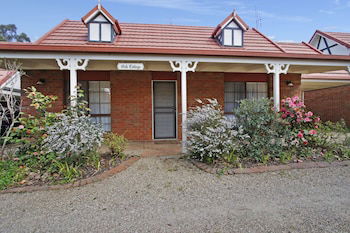 Oak Cottage - Tudor Village Unit 5 - Holiday Cairns 0