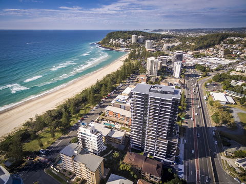 Boardwalk Burleigh Beach - Holiday Cairns 4