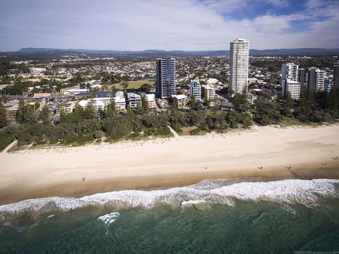 Boardwalk Burleigh Beach - Holiday Cairns 0