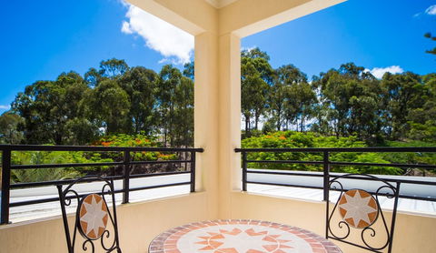 LUXE At Sanctuary Cove - Holiday Cairns 6