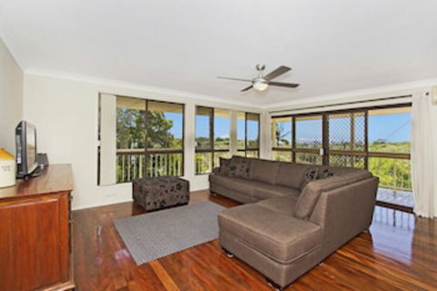 KINGSCLIFF HOLIDAY HOME On The HILL SYDS VIEW - Holiday Cairns 0