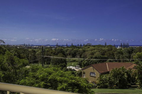 KINGSCLIFF HOLIDAY HOME On The HILL SYDS VIEW - Holiday Cairns 1