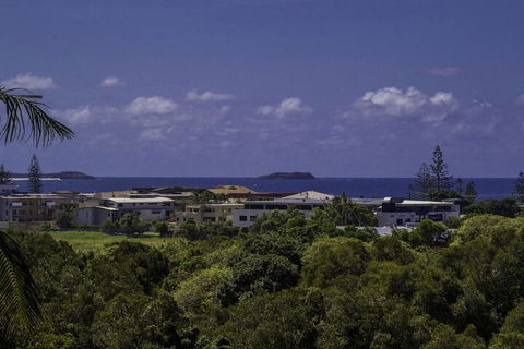 KINGSCLIFF HOLIDAY HOME On The HILL SYDS VIEW - Holiday Cairns 2