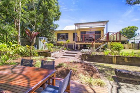 CABARITA BEACH BLISS HOLIDAY HOME On The LAKE - Holiday Cairns 0