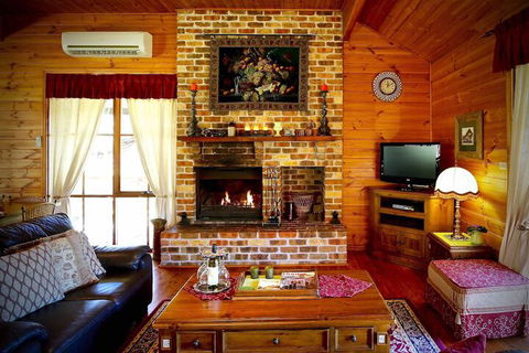Silky Oak Cottage - Holiday Cairns 1