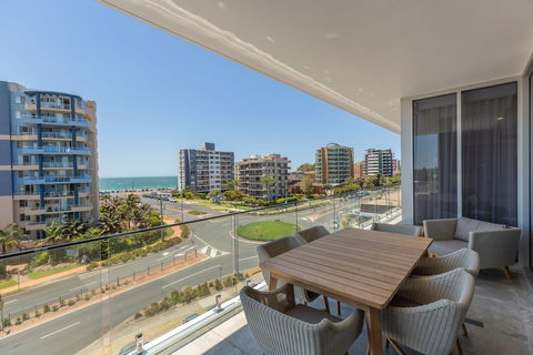 Astina Suites Forster - Holiday Cairns 1