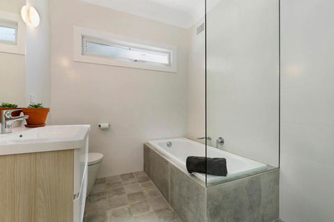 Bayscape At Hardys Bay / Killcare - Holiday Cairns 2