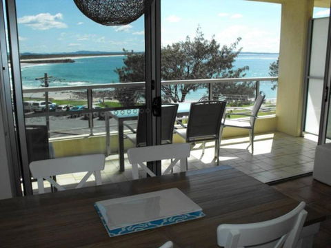 Beachpoint Unit 202 28 North Street - Holiday Cairns 6