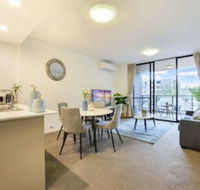 Charming  Spacious Living in a Serene Location - Holiday Cairns