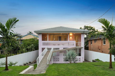 A PERFECT STAY Sunset Beach Summer Breeze - Holiday Cairns 1
