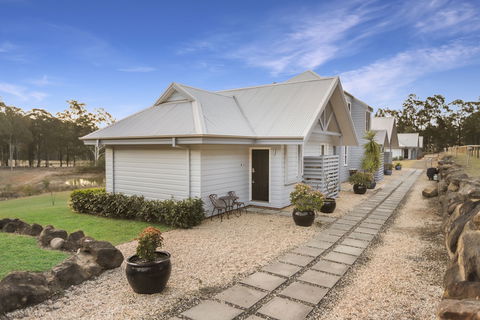 Brokenback Views Country Estate - Holiday Cairns 1