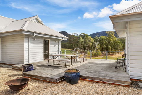 Brokenback Views Country Estate - Holiday Cairns 2