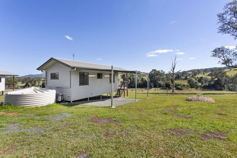 Valley Cabins By The Creek - Holiday Cairns 3