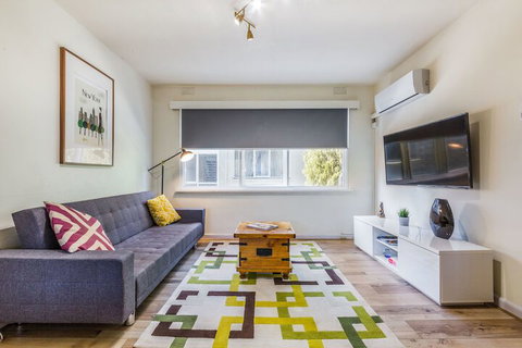 2 Bed Apartment Netflix Close To Train - Holiday Cairns 6