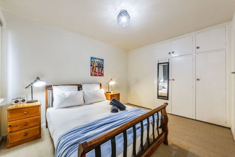 2 Bed Apartment Netflix Close To Train - Holiday Cairns 4