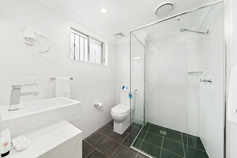 WM Hotel Bankstown - Holiday Cairns 4