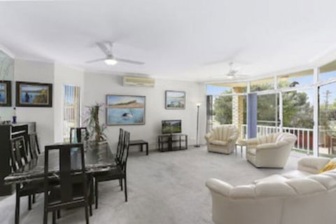 Solitaire 1 Sawtell NSW - Holiday Cairns 0