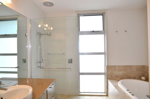 LA MER Centrally Located Free Wifi - Holiday Cairns 6