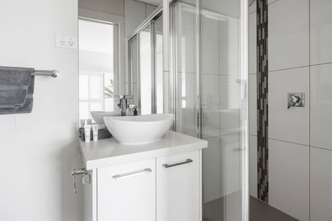 The Jetty Beach Apartment By Ready Set Host - Holiday Cairns 6
