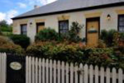 Sargeants & Armoury Cottages 1823 - Holiday Cairns 0