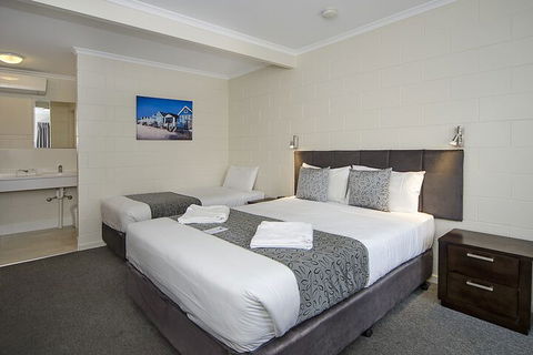 Victor Harbor City Inn - Holiday Cairns 2
